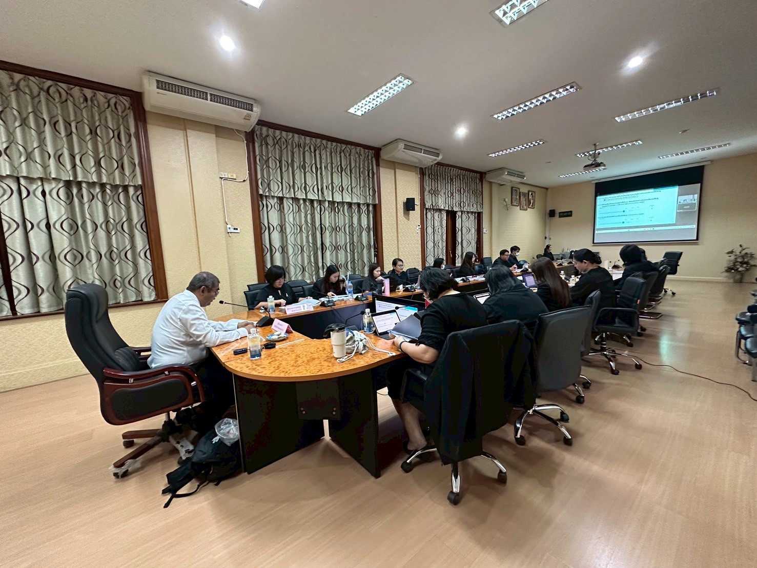 title - การประชุมการรายงานผลระบบติดตามผลการดำเนินงานและผลการเบิกจ่ายงบประมาณ (ALRO Tracking System) และชี้แจงการรายงานผลตัวชี้วัดของโครงการ/กิจกรรมประจำปีงบประมาณ พ.ศ. 2569